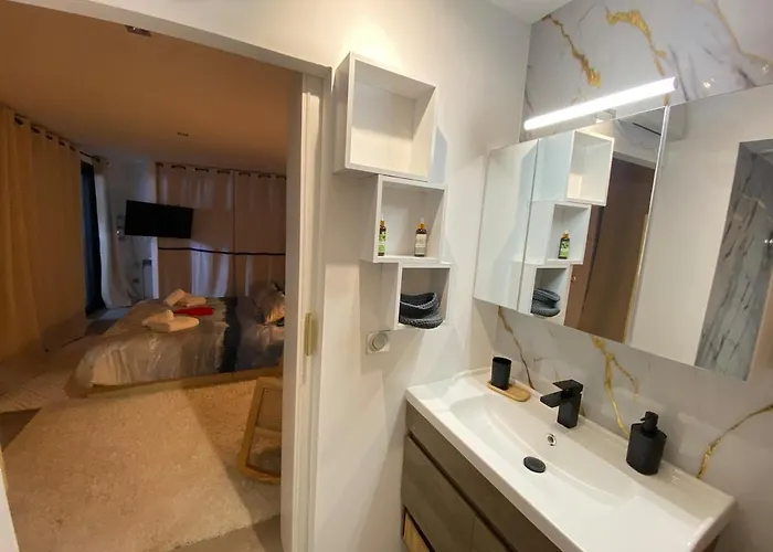 Avec Sauna Et Jacuzzi דירה